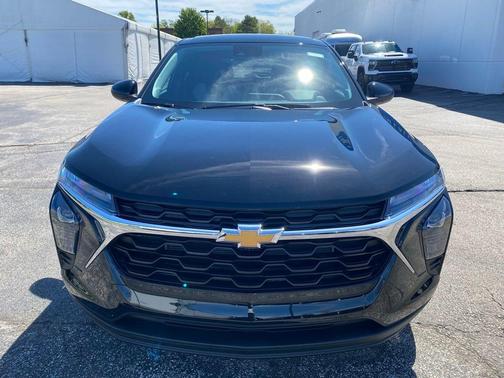 Mosaic Black Metallic 2026 Chevrolet Trax LS