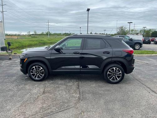 Mosaic Black Metallic 2026 Chevrolet Trailblazer LT