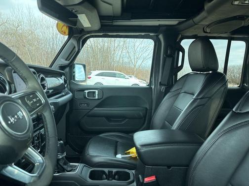 2023 Jeep Wrangler 4-Door Sahara Altitude 4x4