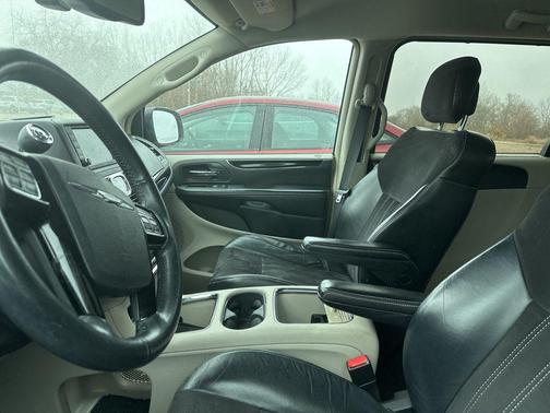 2014 Chrysler Town & Country Touring-L