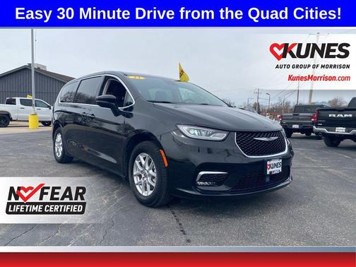 Brilliant Black Crystal Pearlcoat 2023 Chrysler Pacifica Touring L