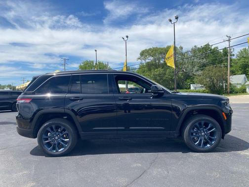 Diamond Black Crystal Pearlcoat 2026 Jeep Grand Cherokee Limited