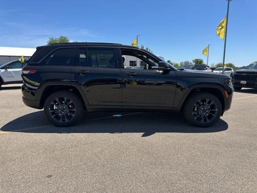 Diamond Black Crystal Pearlcoat 2026 Jeep Grand Cherokee 85th Anniversary Edition