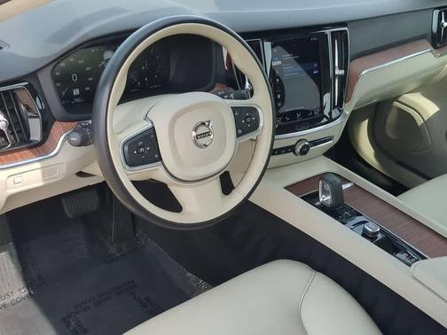 BLACK STONE 2022 Volvo S60 T5 Momentum