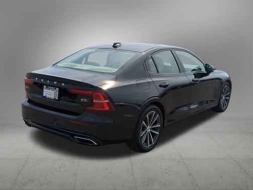 BLACK STONE 2022 Volvo S60 T5 Momentum