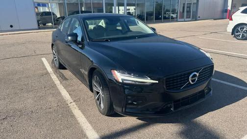 BLACK STONE 2022 Volvo S60 T5 Momentum