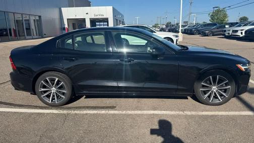 BLACK STONE 2022 Volvo S60 T5 Momentum