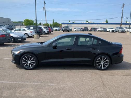 BLACK STONE 2022 Volvo S60 T5 Momentum