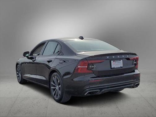 BLACK STONE 2022 Volvo S60 T5 Momentum