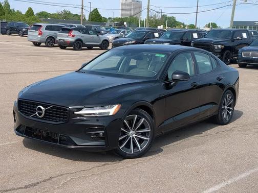 BLACK STONE 2022 Volvo S60 T5 Momentum