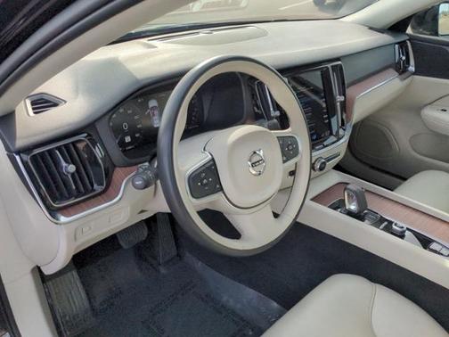 BLACK STONE 2022 Volvo S60 T5 Momentum