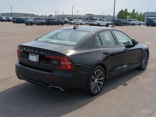 BLACK STONE 2022 Volvo S60 T5 Momentum