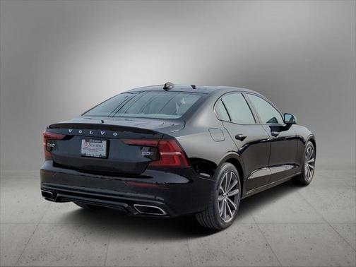 BLACK STONE 2022 Volvo S60 T5 Momentum
