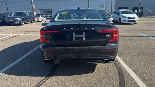 BLACK STONE 2022 Volvo S60 T5 Momentum
