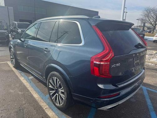 2021 Volvo XC90 T6 Momentum