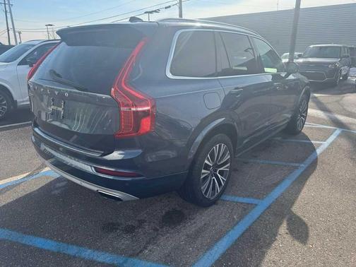 2021 Volvo XC90 T6 Momentum