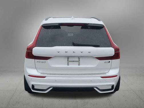 Crystal White Metallic 2026 Volvo XC60 B5 Plus