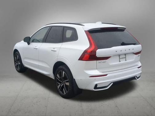 Crystal White Metallic 2026 Volvo XC60 B5 Plus