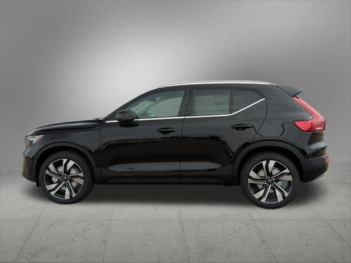 2025 Volvo XC40 B5 Ultra Bright Theme