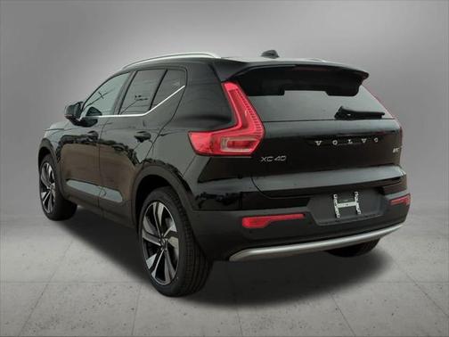 2025 Volvo XC40 B5 Ultra Bright Theme