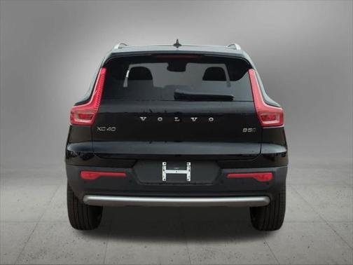 2025 Volvo XC40 B5 Ultra Bright Theme