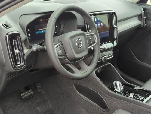 2025 Volvo XC40 B5 Ultra Bright Theme