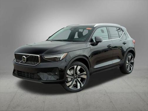 2025 Volvo XC40 B5 Ultra Bright Theme