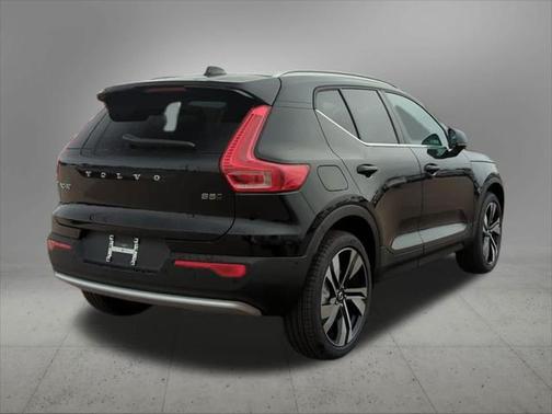 2025 Volvo XC40 B5 Ultra Bright Theme