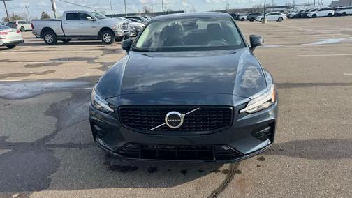 2023 Volvo S60 B5 Plus Dark Theme
