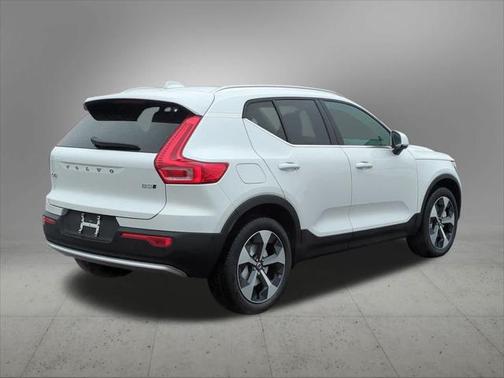 2025 Volvo XC40 B5 Plus Bright Theme