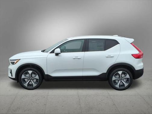 2025 Volvo XC40 B5 Plus Bright Theme