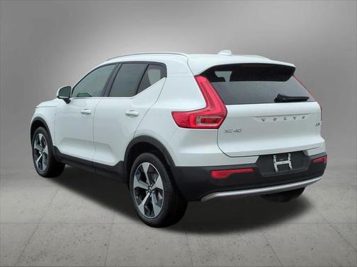 2025 Volvo XC40 B5 Plus Bright Theme