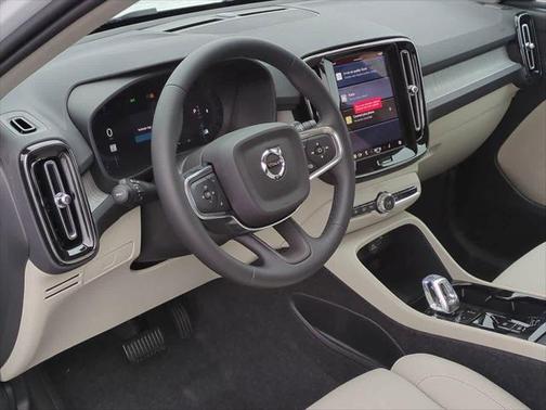 2025 Volvo XC40 B5 Plus Bright Theme