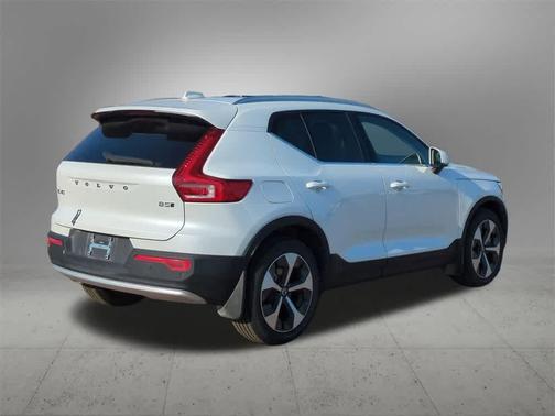 2025 Volvo XC40 B5 Core Bright Theme