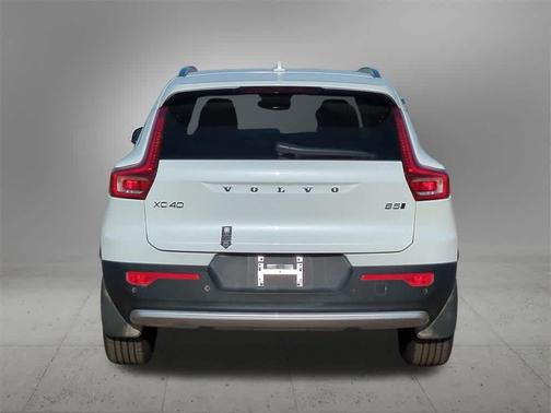 2025 Volvo XC40 B5 Core Bright Theme