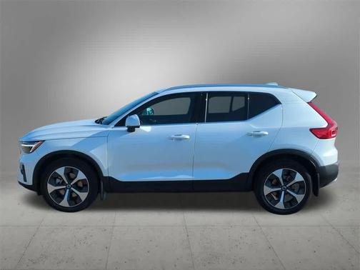 2025 Volvo XC40 B5 Core Bright Theme