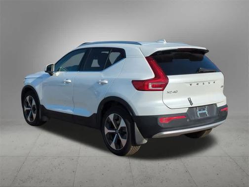 2025 Volvo XC40 B5 Core Bright Theme