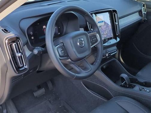 2025 Volvo XC40 B5 Core Bright Theme