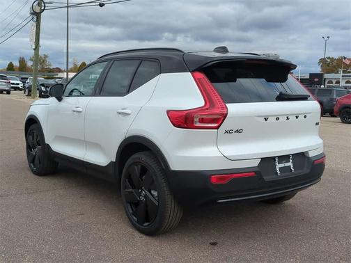 2026 Volvo XC40 B5 Ultra Black Edition