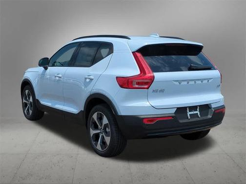 2026 Volvo XC40 Plus, B5 AWD Gas (mild hybrid), Dark