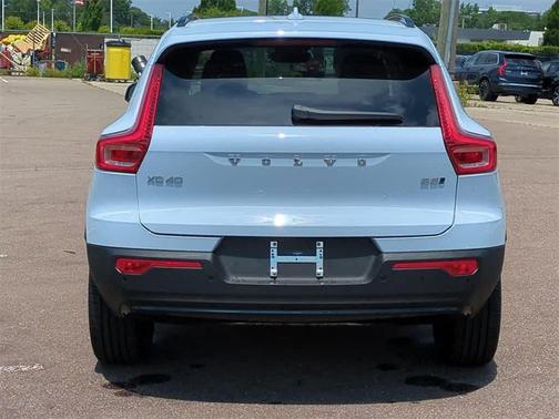 2026 Volvo XC40 Plus, B5 AWD Gas (mild hybrid), Dark