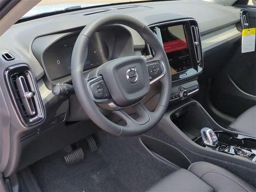 2026 Volvo XC40 Plus, B5 AWD Gas (mild hybrid), Dark