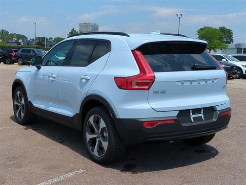 2026 Volvo XC40 Plus, B5 AWD Gas (mild hybrid), Dark