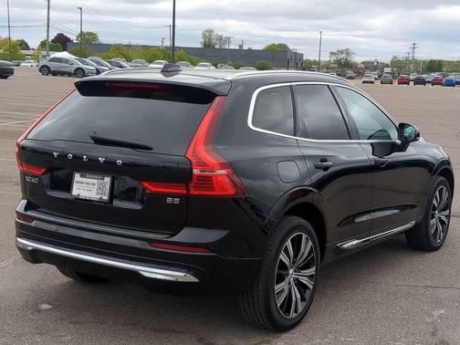 Onyx Black Metallic 2023 Volvo XC60 B5 Plus Bright Theme