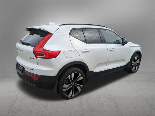 2023 Volvo XC40 B5 Plus Dark Theme