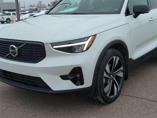 2023 Volvo XC40 B5 Plus Dark Theme