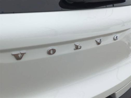 2023 Volvo XC40 B5 Plus Dark Theme