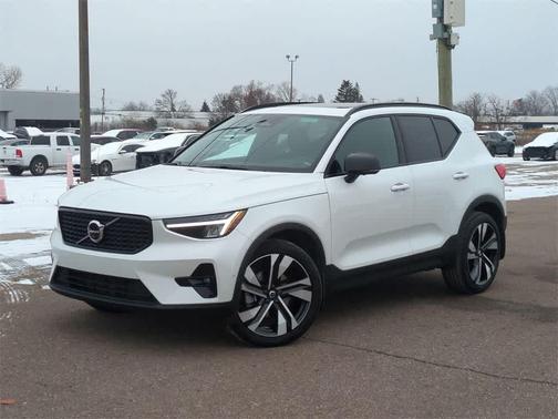 2023 Volvo XC40 B5 Plus Dark Theme