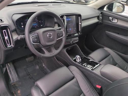 2023 Volvo XC40 B5 Plus Dark Theme