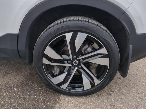 2023 Volvo XC40 B5 Plus Dark Theme